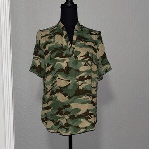 🫶🏼Wishful Park Green Camouflage Top size small